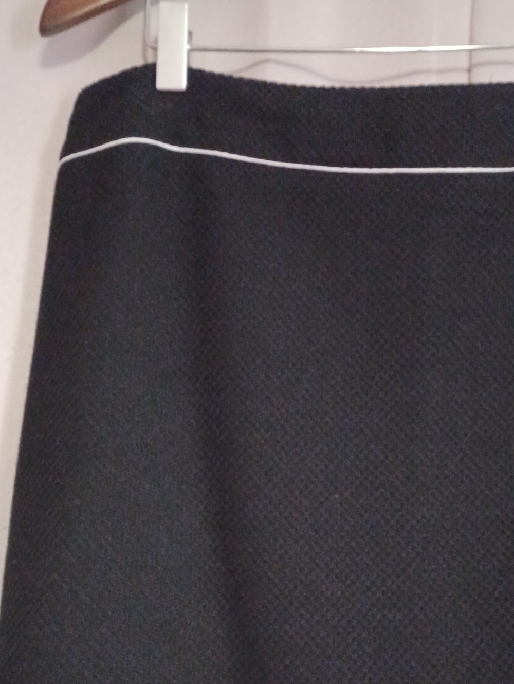 WHBM Black Textured Knit Mini Pencil Skirt White Piping Trim Size 10 - Picture 4 of 15